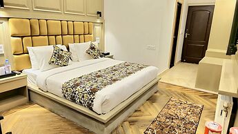 Hotel Twin Towers By Defoy