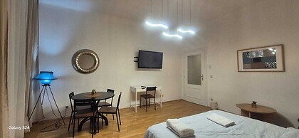 Comfortable 2BR Apt Near Vienna Center