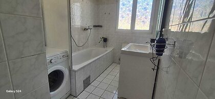 Modern 3BR Apt With Balcony City Center