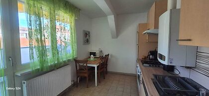 Modern 3BR Apt With Balcony City Center