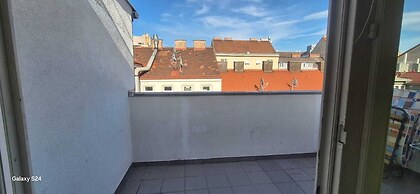 Modern 3BR Apt With Balcony City Center