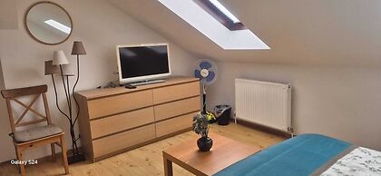 Modern 3BR Apt With Balcony City Center