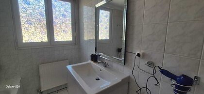 Modern 3BR Apt With Balcony City Center
