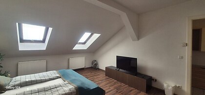 Modern 3BR Apt With Balcony City Center