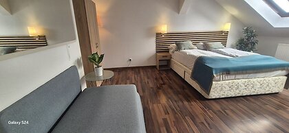 Modern 3BR Apt With Balcony City Center