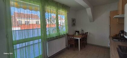 Modern 3BR Apt With Balcony City Center