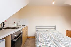 Pebbles Guest House - Flat 7