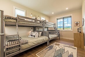 3 BR Duplex w/ Full Kitchen, W & D