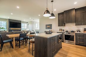 3 BR Duplex w/ Full Kitchen, W & D