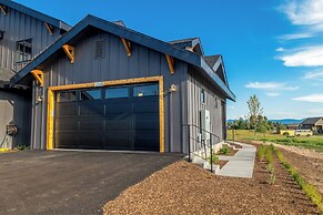 3 BR Duplex w/ Full Kitchen, W & D