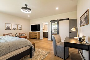 3 BR Duplex w/ Full Kitchen, W & D