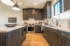 3 BR Duplex w/ Full Kitchen, W & D