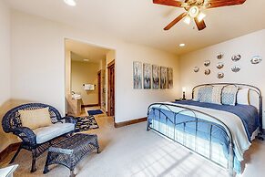 3BR w/ Balcony, Central AC & Deck