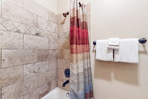 3BR w/ Balcony, Central AC & Deck