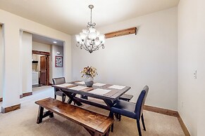 3BR w/ Balcony, Central AC & Deck