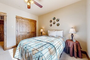 3BR w/ Balcony, Central AC & Deck