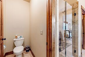 3BR w/ Balcony, Central AC & Deck