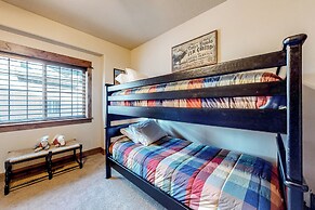 3BR w/ Balcony, Central AC & Deck