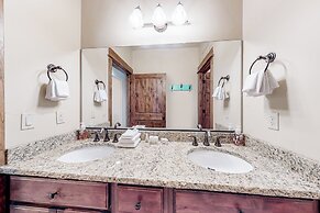 3BR w/ Balcony, Central AC & Deck