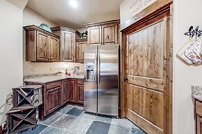 3BR w/ Balcony, Central AC & Deck