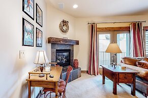 3BR w/ Balcony, Central AC & Deck