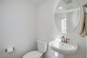 8 Mi to Denver Tech Center: Business-ready Retreat
