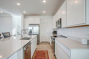 8 Mi to Denver Tech Center: Business-ready Retreat