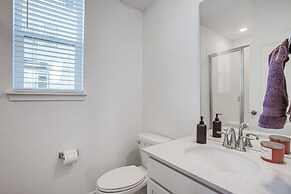 8 Mi to Denver Tech Center: Business-ready Retreat