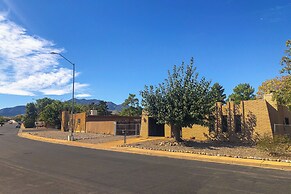 3BR Home w/ Large Yard, Grill, Mountain Views