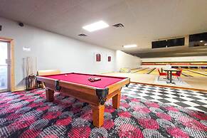 Expansive Lewiston Lodge w/ Private Bowling Alley!