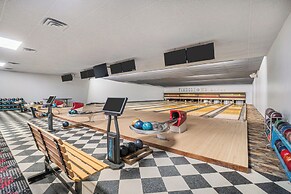 Expansive Lewiston Lodge w/ Private Bowling Alley!