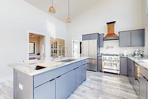 Mountain Retreat w/ Panoramic Views, Fire Pit
