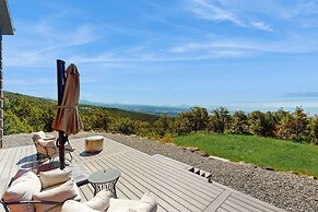 Mountain Retreat w/ Panoramic Views, Fire Pit