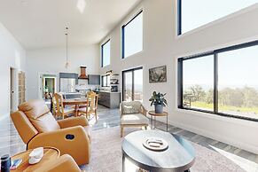 Mountain Retreat w/ Panoramic Views, Fire Pit