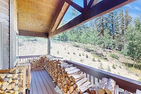 3 BR Cabin w/ Hot Tub, Large Deck & Wifi