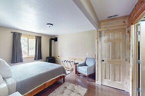 3 BR Cabin w/ Hot Tub, Large Deck & Wifi