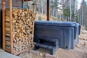 3 BR Cabin w/ Hot Tub, Large Deck & Wifi