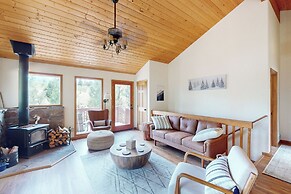 3 BR Cabin w/ Hot Tub, Large Deck & Wifi