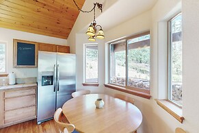 3 BR Cabin w/ Hot Tub, Large Deck & Wifi