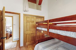 3 BR Cabin w/ Hot Tub, Large Deck & Wifi