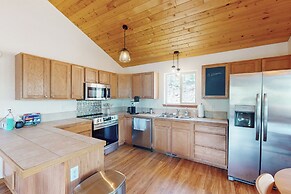 3 BR Cabin w/ Hot Tub, Large Deck & Wifi
