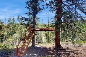 3 BR Cabin w/ Hot Tub, Large Deck & Wifi