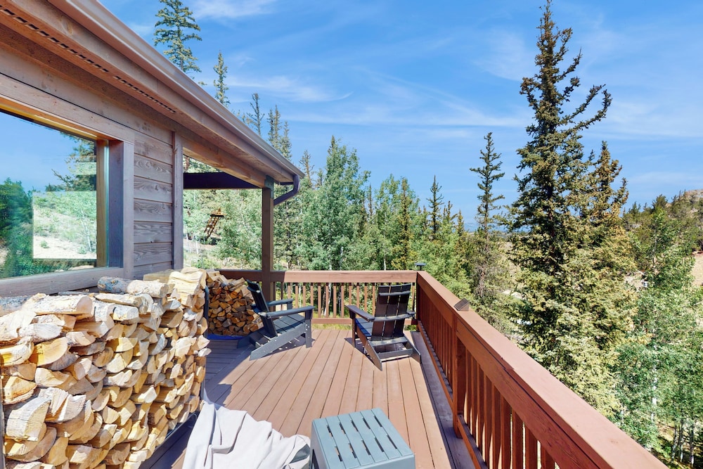 3 BR Cabin w/ Hot Tub, Large Deck & Wifi