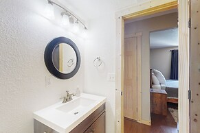 3 BR Cabin w/ Hot Tub, Large Deck & Wifi