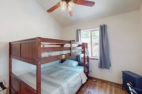 3 BR Cabin w/ Hot Tub, Large Deck & Wifi