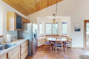 3 BR Cabin w/ Hot Tub, Large Deck & Wifi
