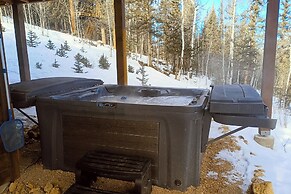 3 BR Cabin w/ Hot Tub, Large Deck & Wifi