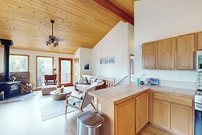 3 BR Cabin w/ Hot Tub, Large Deck & Wifi