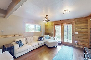 3 BR Cabin w/ Hot Tub, Large Deck & Wifi
