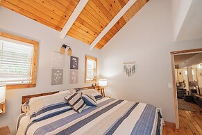 4 BR Riverfront Home w/ Stunning Views, Fireplace